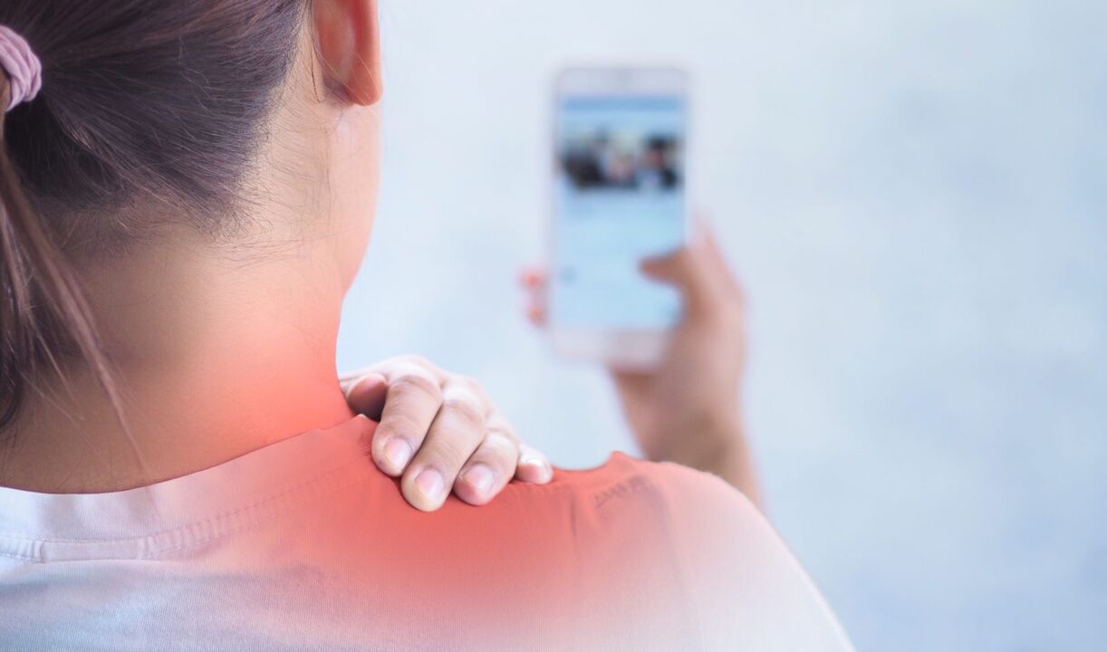 Le plus souvent, le cou fait mal à cause d'une mauvaise posture, par exemple lorsqu'une personne utilise un smartphone pendant une longue période. 